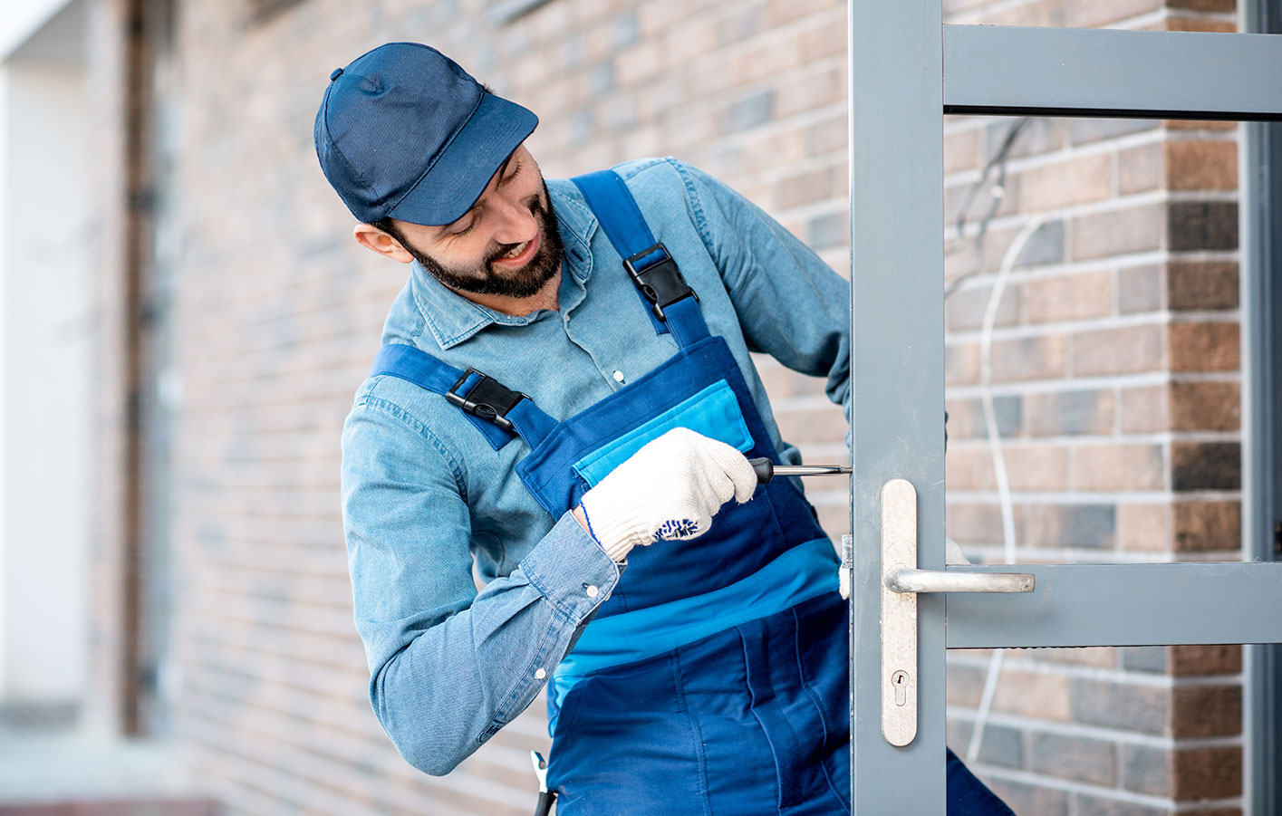 Montage einer Haustür von einem Handwerker